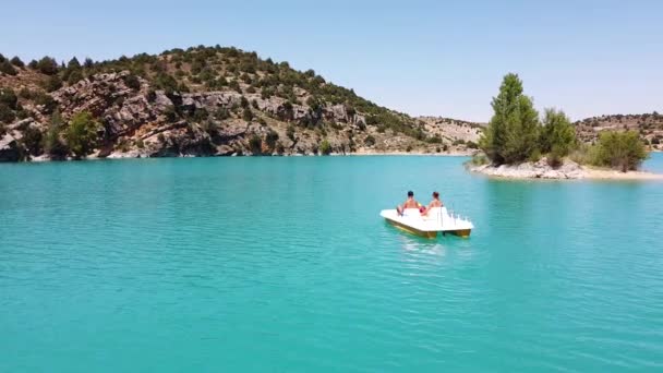 Embalse Del Arquillo San Blas Teruel Aragon Španělsko Turisté Koních — Stock video