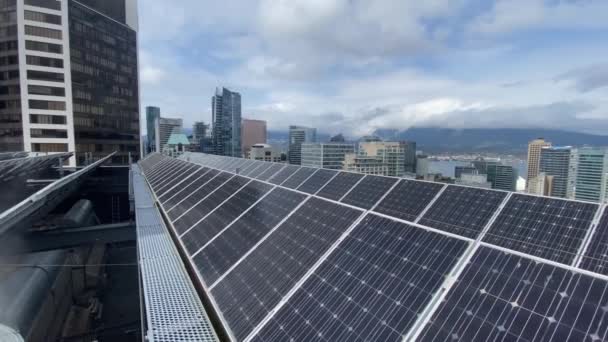 Vista Panorámica Del Panel Solar Instalado Azotea Con Horizonte Ciudad — Vídeos de Stock