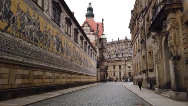 Ulica Cobblestone Starym Mieście Dreźnie Obok Procesji Książąt Mural — Wideo stockowe