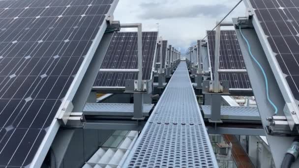 Solar Panel Station Covering Roof Telus Garden Building Revealing Cityscape — Vídeo de Stock