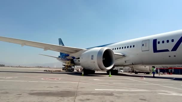 Trabajando Preparando Vuelo Con Avin Boeing 787 Aeropuerto Arturo Merino — Stockvideo