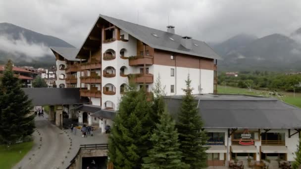 Aerial Drone Flying Hotel Bansko Bulgaria Revealing Mountain Clouds Fog — Vídeo de Stock