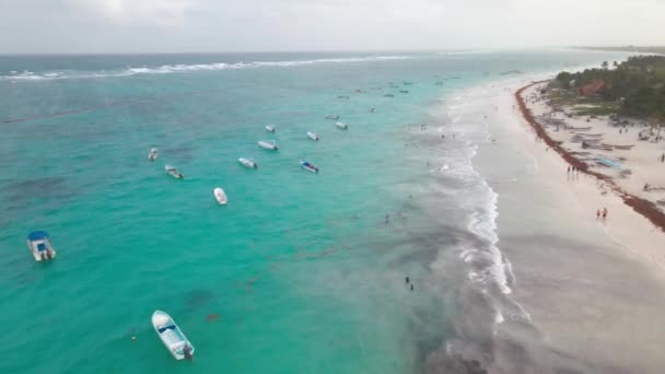 Hava Aracı Okyanustaki Bir Çok Teknenin Üzerinden Geçti Tulum Meksika — Stok video