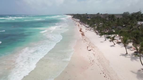 Drona Powietrzna Nad Plażą Tulum Meksyku Słoneczny Wietrzny — Wideo stockowe