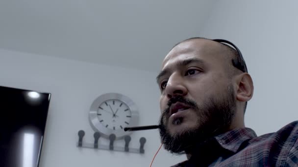 Asian Man Wearing Microphone Headset Working Night Shift Talking Customer — Stock videók