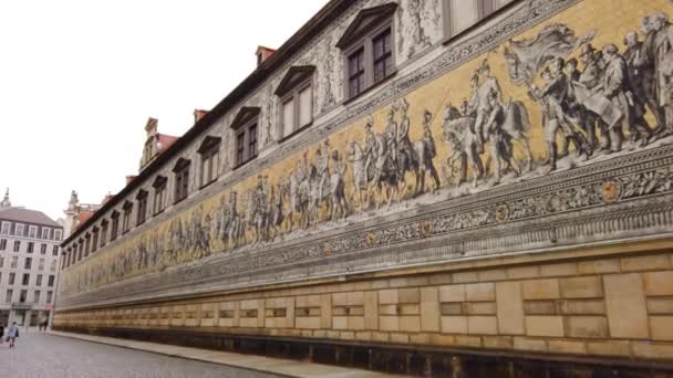 ドレスデン市内中心部の旧市街で有名なFrstenzug壁画 — ストック動画