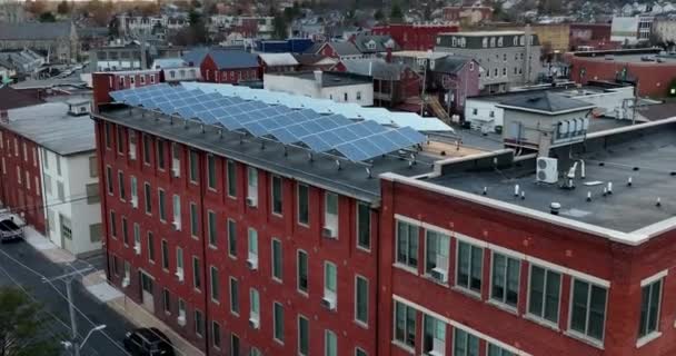 Solar Panel Arrays Collect Sunlight Green Renewable Energy Apartment Building — Vídeos de Stock