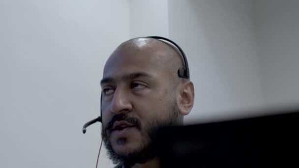 Närbild Asiatisk Helpdesk Anställd Prata Med Kund Genom Mikrofon Headset — Stockvideo