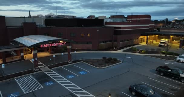 Nemocniční Pohotovost Červených Cihel Ambulance Zaparkovaná Zdravotníci Pohotovosti Usa Sériový — Stock video
