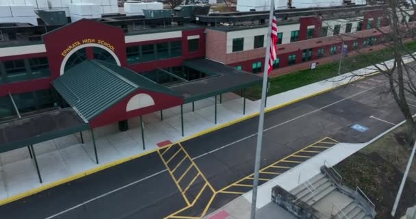 美国Ephrata高中的美国国旗 冬季日出时的空中拍摄 — 图库视频影像