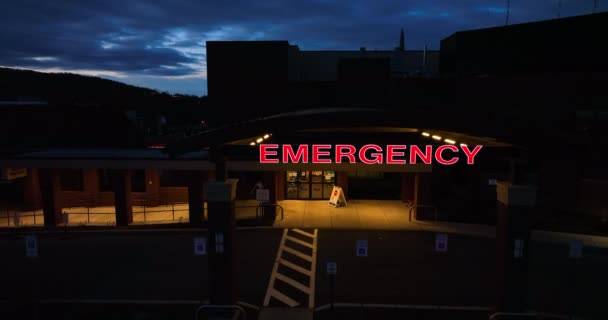 Sinal Emergência Entrada Edifício Hospital Ascensão Aérea Noite Estabelecendo Tiro — Vídeo de Stock