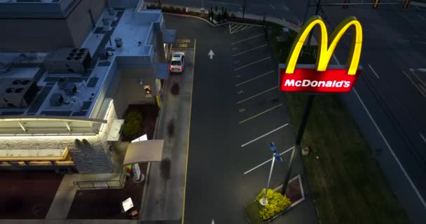 Mcdonalds Snabbmatsrestaurang Skylt Natten Flygfoto Med Bil Drive Thru Usa — Stockvideo