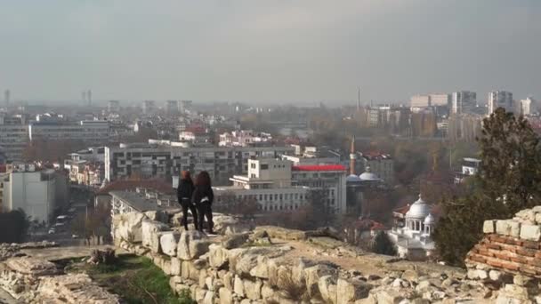 Δύο Κορίτσια Απολαμβάνουν Θέα Της Βάρνας Βουλγαρία Από Την Κορυφή — Αρχείο Βίντεο