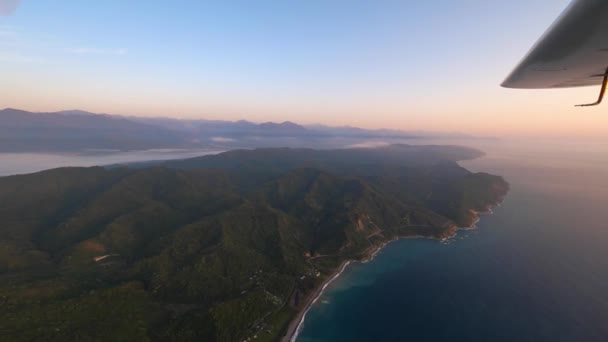 Aeromobili Che Sorvolano Oceano Pacifico Verso Montagne Valle All Alba — Video Stock