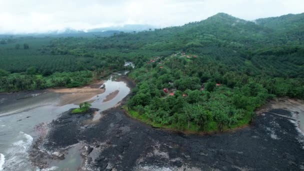 Widok Lotu Ptaka Wodospad Praia Pesqueira Miasto Zachmurzonym Sao Tome — Wideo stockowe