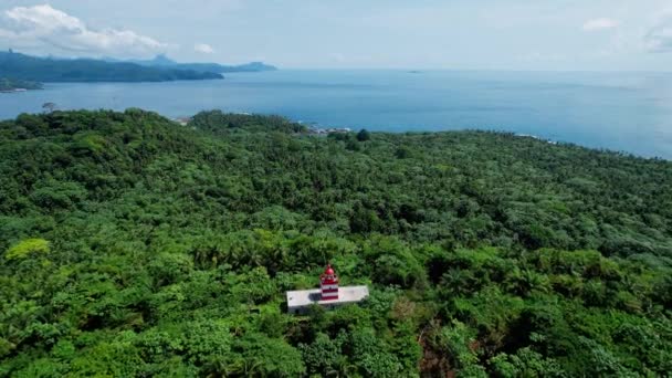Pandangan Pesawat Tak Berawak Menghadap Mercusuar Tengah Hutan Pulau Ilheu — Stok Video