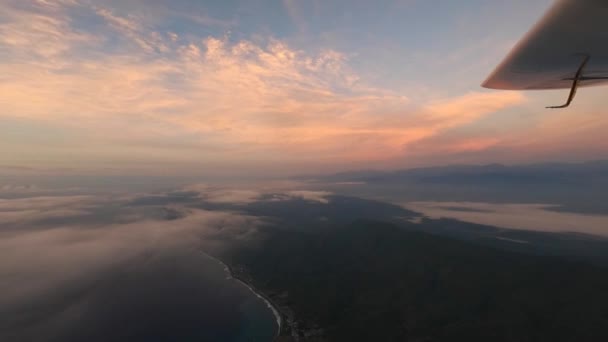 Aéronefs Faisant Demi Tour Lent Pour Révéler Les Nuages Les — Video