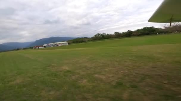 小飞机降落在短跑道上 从右侧向外看 拍摄成广角镜头 — 图库视频影像