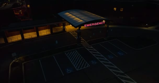 Emergency Sign Hospital Nurse Doctor Arrives Night Aerial Establishing Shot — Vídeos de Stock