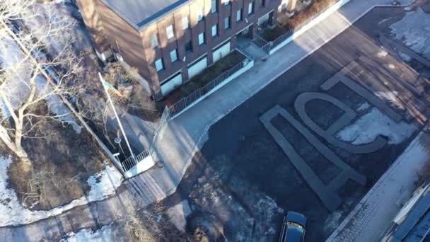 图尔库俄罗斯领事馆前街上的俄语 一词的空中图片 类似于Mariupol被毁剧院外文字的声明 — 图库视频影像