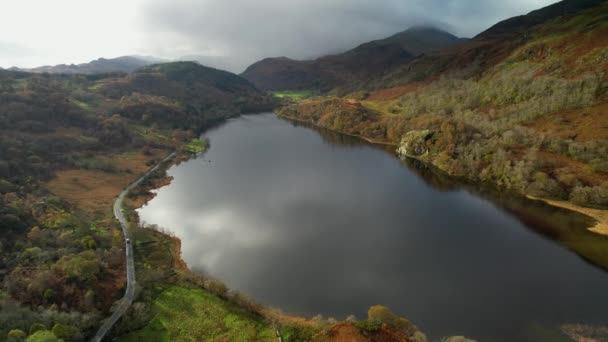 Serene Water Reflection Llyn Gwynant Lake Snowdonia Wales Aerial Drone — Stock Video