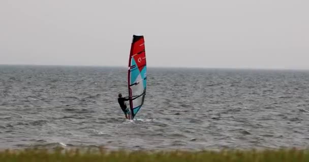 Wind Surfer Heading Out Sea Shoreline Overcast Stormy Day Pattaya — Stock video