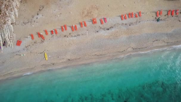 Zoom Out Από Την Παραλία Ksamil Στην Αλβανία Όμορφη Ακτογραμμή — Αρχείο Βίντεο
