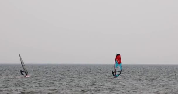 Wind Surfer Joined Another Wind Surfer Water Overcast Day Pattaya — Stockvideo