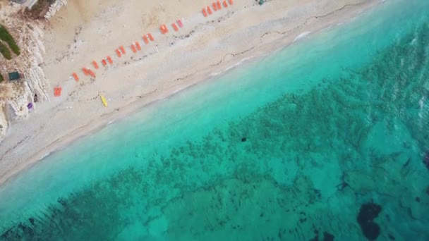 Gyönyörű Drónfelvétel Ksamil Beach Ről Vannak Tengerparti Ágyak Strandon Víz — Stock videók