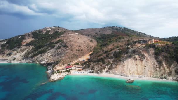 Acércate Costa Playa Albanesas Está Vacío Hay Gente Las Camas — Vídeos de Stock