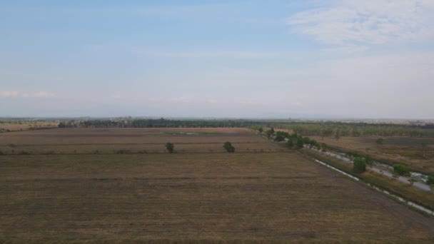 Sliding Aerial Footage Right Revealing Vast Grassland Dirt Provincial Farm — ストック動画