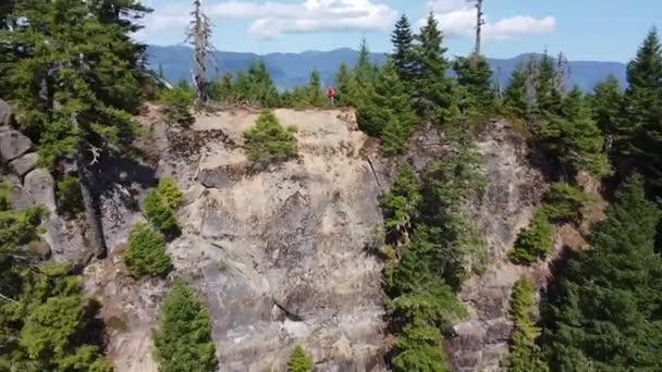 Hiker Standing Cliff Summit Thunder Mountain Vancouver Island Canada — Vídeo de Stock