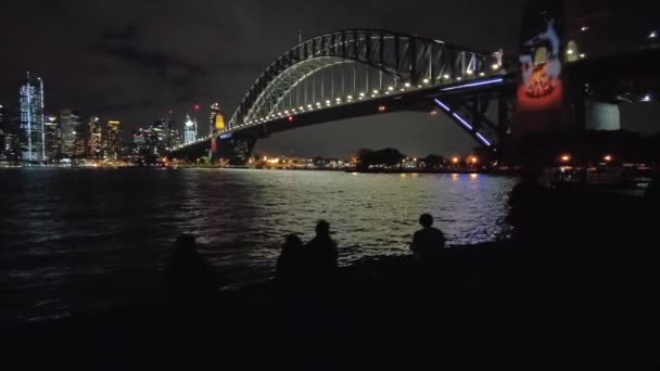 People Line Sydney Harbour Celebrate Sydney Harbour Bridge 90Th Anniversary — Stockvideo