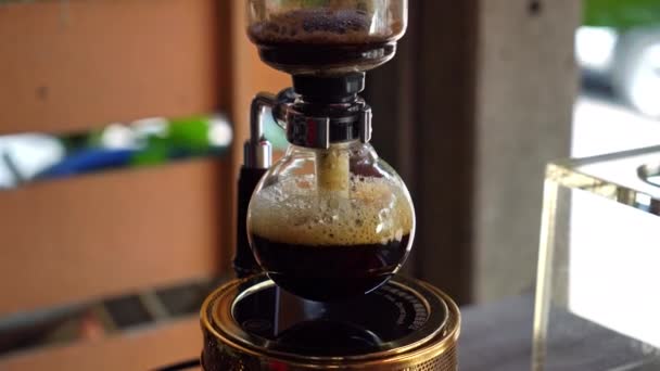当地咖啡店的虹吸式经典咖啡制造商 — 图库视频影像