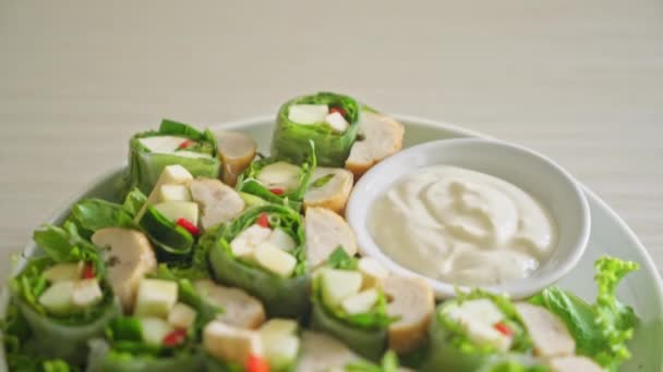 Gemüsewickel Oder Salatbrötchen Mit Cremiger Salatsoße Gesunde Ernährung — Stockvideo