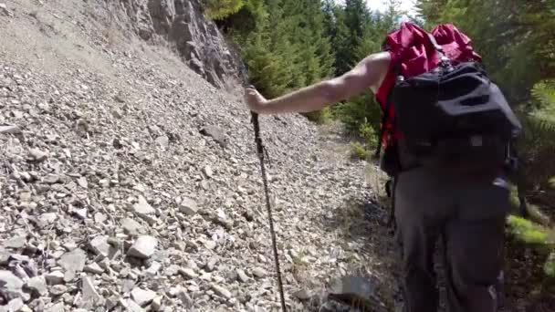 Чоловік Турист Піднімається Скелі Ширяє Схилі Гори Грім Острів Ванкувер — стокове відео