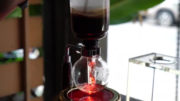 地元のコーヒーショップでシフォンの古典的なコーヒーメーカー — ストック動画