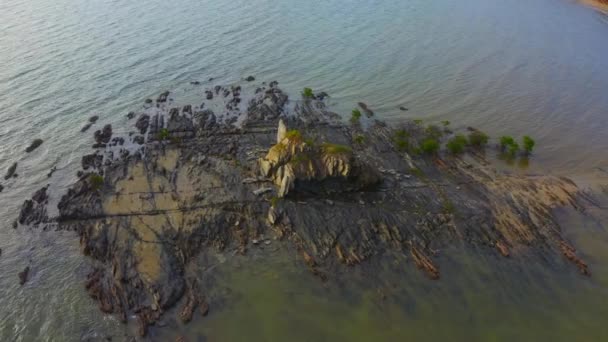 Drone Tourné Autour Front Roche Une Plage Tropicale Pendant Journée — Video