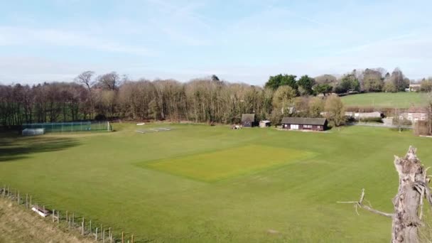 Luftaufnahme Über Den Cricketclub Nonington Und Das Grüne Spielfeld Einer — Stockvideo