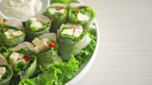 Zeleninový Zábal Nebo Salátové Závitky Krémovou Salátovou Omáčkou Zdravé Jídlo — Stock video