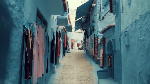 Прогулюючись Вулицями Чефшоуена Марокко — стокове відео