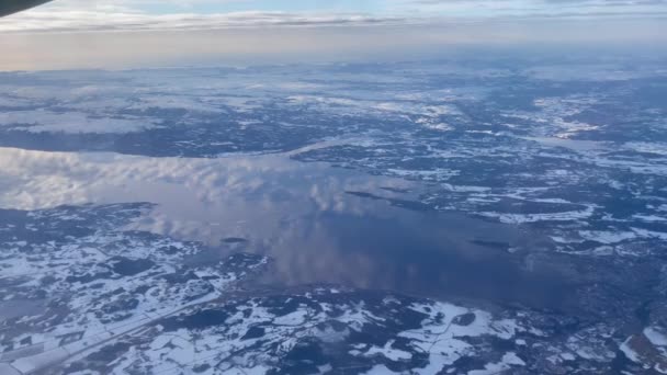북극권의 풍경을 놀랍게 반사된 트론헤임 피오르드 상공을 날면서 오른쪽에서 왼쪽으로 — 비디오