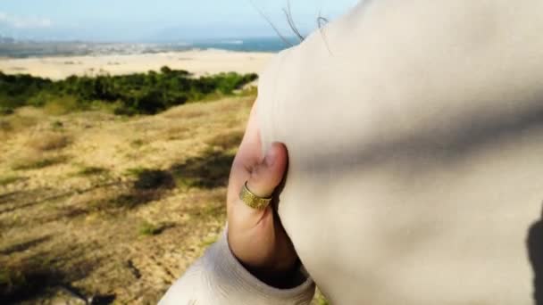 在一个多风的夏日里 一个女人拉下了帽衫 看到了越南潘朗海滩上的风景 — 图库视频影像