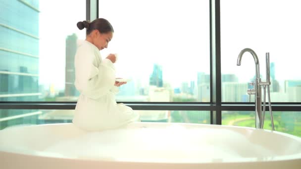 Przygotowując Się Kąpieli Bańce Młoda Kobieta Frotte Owym Szlafroku Siedzi — Wideo stockowe