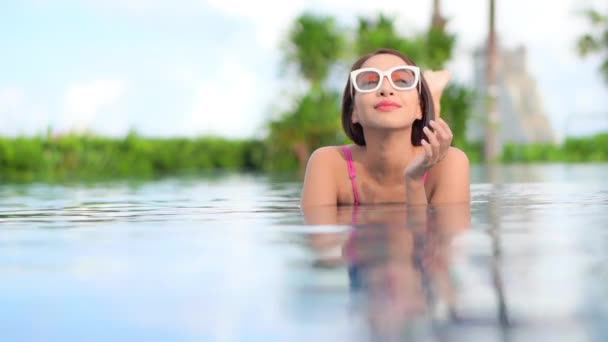 Uma Jovem Mulher Bonita Deitada Barriga Resort Piscina Sorri Enquanto — Vídeo de Stock