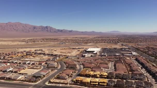 Las Vegas Nevada New Homes Panorama Aerial Drone Backwards — ストック動画