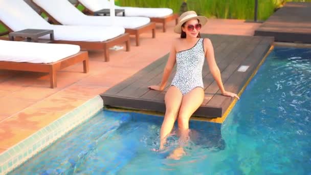 While Sitting Floating Deck Attractive Woman Playfully Kicks Her Feet — Vídeo de Stock