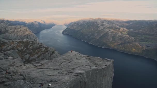 数人が山頂に到着し ノルウェーの湖の水の景色を楽しむ — ストック動画