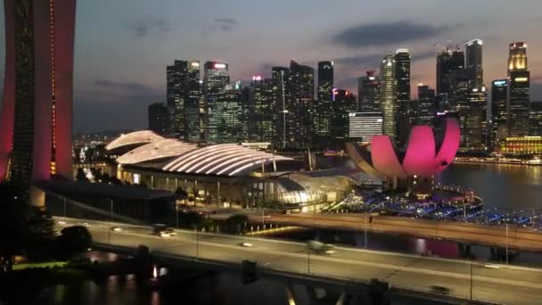 新加坡市天际线的空中无人飞机截图 由码头湾金沙和本杰明 谢雷斯桥组成 全天候服务于4K — 图库视频影像