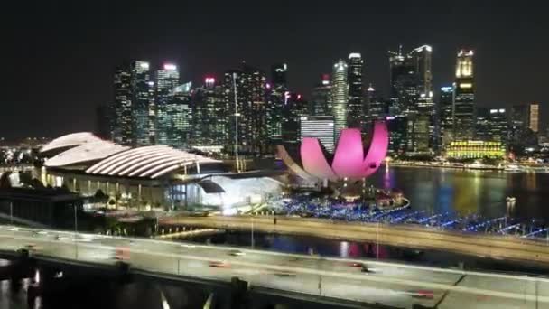 新加坡市天际线的空中无人飞机截图 由码头湾金沙和本杰明 谢雷斯桥组成 全天候服务于4K — 图库视频影像